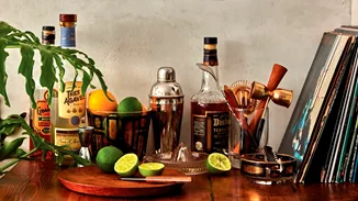 Πώς συνδυάζεται το αγαπημένο σου cocktail με την κατάλληλη μουσική