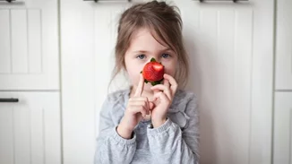 Πώς να μάθoυμε στα παιδιά να μην μας διακόπτουν – χωρίς φωνές