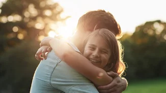 Γιατί η σφιχτοδεμένη ελληνική οικογένεια οδηγεί σε τόση ανωριμότητα;