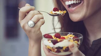 Η σωστή διατροφή στην εμμηνόπαυση | Οι 5 τροφές που αντιμετωπίζουν τα συμπτώματα και βοηθούν το μεταβολισμό