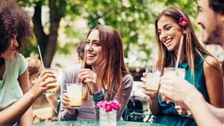 4 δροσερά cocktails για να φτιάξεις την φετινή Άνοιξη