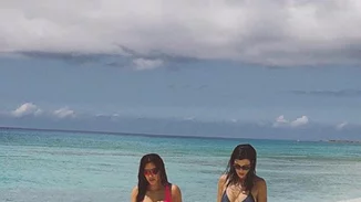 Kourtney & Kim Kardashian | Φωτογραφίζονται με sexy μαγιό στην Καραϊβική
