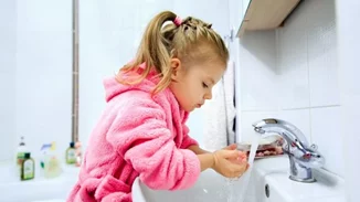 5 tips για να γλιτώσεις από τη … μάχη της οδοντόβουρτσας με τα παιδιά σου