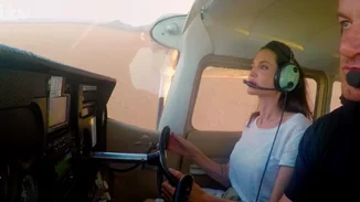 Angelina Jolie | Ήξερες ότι έχει δίπλωμα για να πετάει αεροπλάνο;!