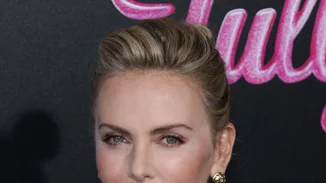 Αυτό το λαμπερό makeup look της Charlize Theron είναι τόσο εύκολο που μπορείς να το αντιγράψεις αμέσως