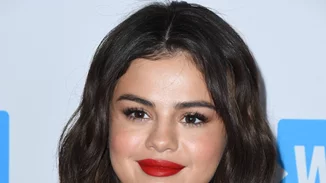 H Selena Gomez ξύρισε τα μαλλιά της. Repeat! H Selena Gomez ξύρισε...