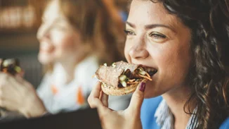 Τι να τρώω το βράδυ; Τα ναι και τα όχι της διατροφής πριν τον ύπνο