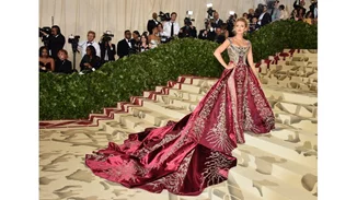 Met 2018: Το φόρεμα της Blake Lively ήταν τόσο μακρύ, που χρειάστηκε λεωφορείο για να φτάσει