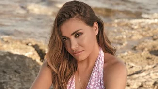 Όλγα Φαρμάκη | Η ιστορία πίσω απο την άσπρη τούφα στα μαλλιά της