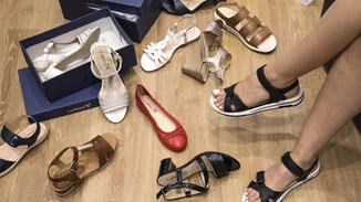Ανακαλύψαμε τα πιο κομψά, και φιλικά με τα πόδια σου, παπούτσια της σεζόν!