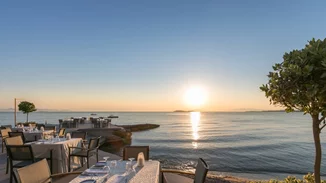 Mythos by Divani | Tο κορυφαίο γαστρονομικό spot στην Αθηναϊκή Ριβιέρα υποδέχεται το καλοκαίρι