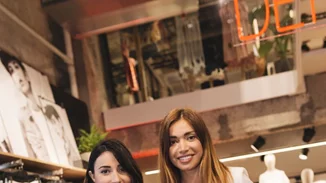 Όλγα Φαρμάκη | Διακοπές με την αδερφή της στη Σαντορίνη