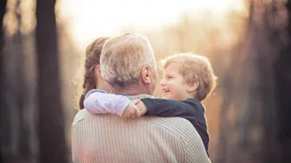 Γονείς VS παππούδες | Οι βασικές διαφορές συμπεριφοράς απέναντι στο παιδί
