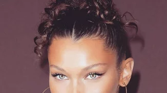 Bella Hadid | Η (αρκετά) αποκαλυπτική πόζα της στο ηλιοβασίλεμα