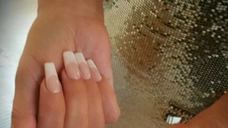 Τι γίνεται; Το γαλλικό μανικιούρ είναι ξανά στη μόδα;