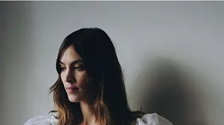 Alexa Chung | Ποια αγαπημένη ρομαντική κομεντί ενέπνευσε το look της στο φετινό Met Gala;