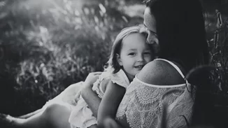 Αχ βρε μάνα, βιάστηκες να φύγεις. Τι νόμισες; Μεγαλώσαμε και δε σε χρειαζόμαστε;