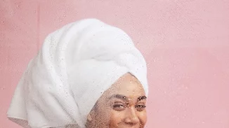 Αυτή η πετσέτα ορκίζεται να σου στεγνώσει τα μαλλιά πολύ πιο γρήγορα από ότι οι άλλες