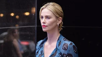 Charlize Theron | Φορά το ανοιξιάτικο φόρεμα με σέξι τρόπο