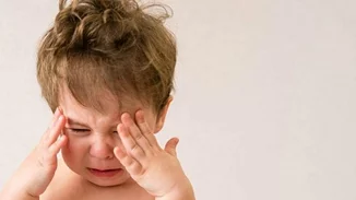 Τα 6 πράγματα που νιώθει το παιδί σας όταν του φωνάζετε