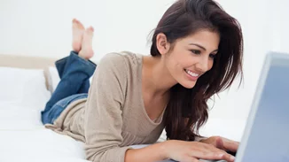 Digital aging: Βγήκε η κρέμα προσώπου που μπορεί να σε προστατέψει από το μπλε φως του υπολογιστή & του tablet