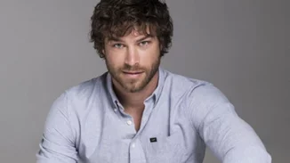 Στέφανος Μιχαήλ | Ο πρωταγωνιστής του «Τατουάζ» πετάει το μπλουζάκι και προκαλεί εγκεφαλικά