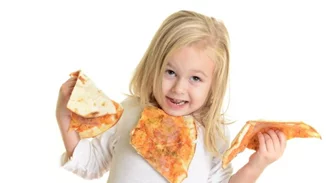 Τι πρέπει να κάνεις σύμφωνα με τα νέα δεδομένα για να αποφύγουν τα παιδιά σου την παχυσαρκία