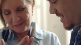 Η μητέρα του χρυσού Ολυμπιονίκη Πετρούνια συγκινεί σε γνωστή διαφήμιση