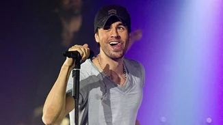 Enrique Iglesias | Φιλήθηκε με θαυμάστρια πάνω στη σκηνή!