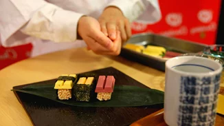 Το Kit Kat σούσι είναι η νέα foodporn τρέλα αλλά δεν είμαστε σίγουροι αν θα το τρώγαμε