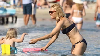 Βίκυ Καγιά- Στη θάλασσα με την κόρη της: Δες το σώμα της 5 μήνες μετά τη γέννηση του δεύτερου παιδιού της!