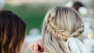 Το τέλειο νυφικό χτένισμα είναι μία κορδέλα μακριά... Και μπορείς να το φτιάξεις μόνη σου!