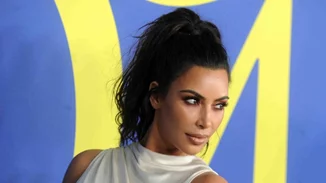 Συγκεντρώσαμε όλα τα (απόλυτα οικονομικά) beauty προϊόντα που μας έχει δείξει στο Instagram η Kim Kardashian και ορκίζεται σε αυτά