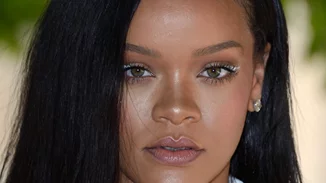 Το χρώμα νυχιών της Rihanna είναι τέλειο και είναι το πιο σωστό για το καλοκαίρι