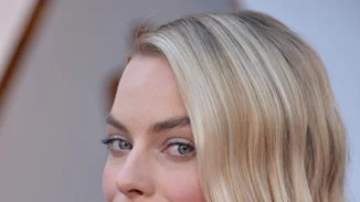 Η Margot Robbie σε ένα απόλυτα χριστουγεννιάτικο look, που αν είσαι ξανθιά, πρέπει να αντιγράψεις