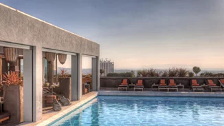 Απόλαυσε δροσερές βουτιές στον 21ο όροφο του ξενοχοδείου President