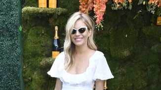Απόκτησε το H&M φόρεμα της Sienna Miller και είσαι έτοιμη για διακοπές