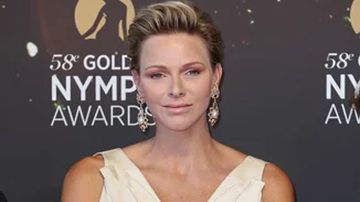 Πριγκίπισσα Charlene του Μονακό | Με ασημένια τουαλέτα και διαμάντια στον λαιμό