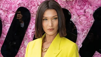 Bella Hadid | Κι όμως φόρεσε ένα total yellow κοστούμι!