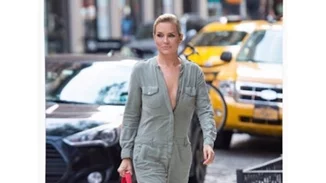 Yoland Hadid | Ποζάρει στα 54 της με αποκαλυπτικό μαγιό