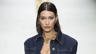 H Bella Hadid έκοψε την ανάσα με το ολόχρυσο φόρεμά της στη Ρώμη