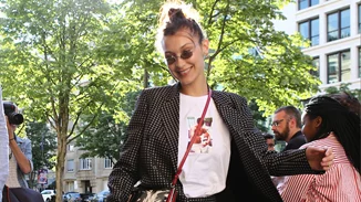 Bella Hadid | Η δική της εκδοχή για το κοστούμι με σορτς