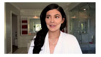 Η Kylie Jenner βάφεται on camera και αποκαλύπτει το νέο προϊόν της συλλογής της