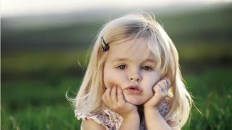 “Μικρούλα και ομορφούλα”: Πώς στέλνουμε λάθος μήνυμα εστιάζοντας στην εμφάνιση των κοριτσιών