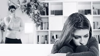 Όταν οι γονείς κλείνουν την πόρτα στα παιδιά τους – μια διδακτική συνεδρία