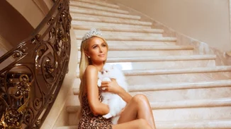 Πρέπει να δεις το fashion comeback της Paris Hilton