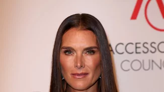 Η 54χρονη Brooke Shields ανέβασε φωτογραφία με μαγιό και όλοι μιλούν για το γυμνασμένο κορμί της