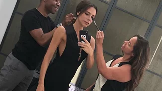 Victoria Beckham | Αν βρίσκεις το ντεκολτέ της τολμηρό περίμενε να δεις και την πλάτη