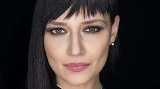 Η Αθηναΐς Νέγκα "αγκαλιάζει" τη λεύκη της | Το outfit που άφησε ακάλυπτα τα σημάδια στο σώμα της