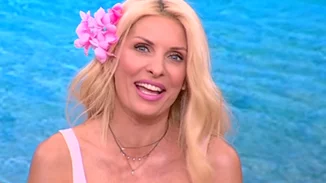 Ελένη Μενεγάκη | Φωτογραφίζει τις κόρες της στην Άνδρο!